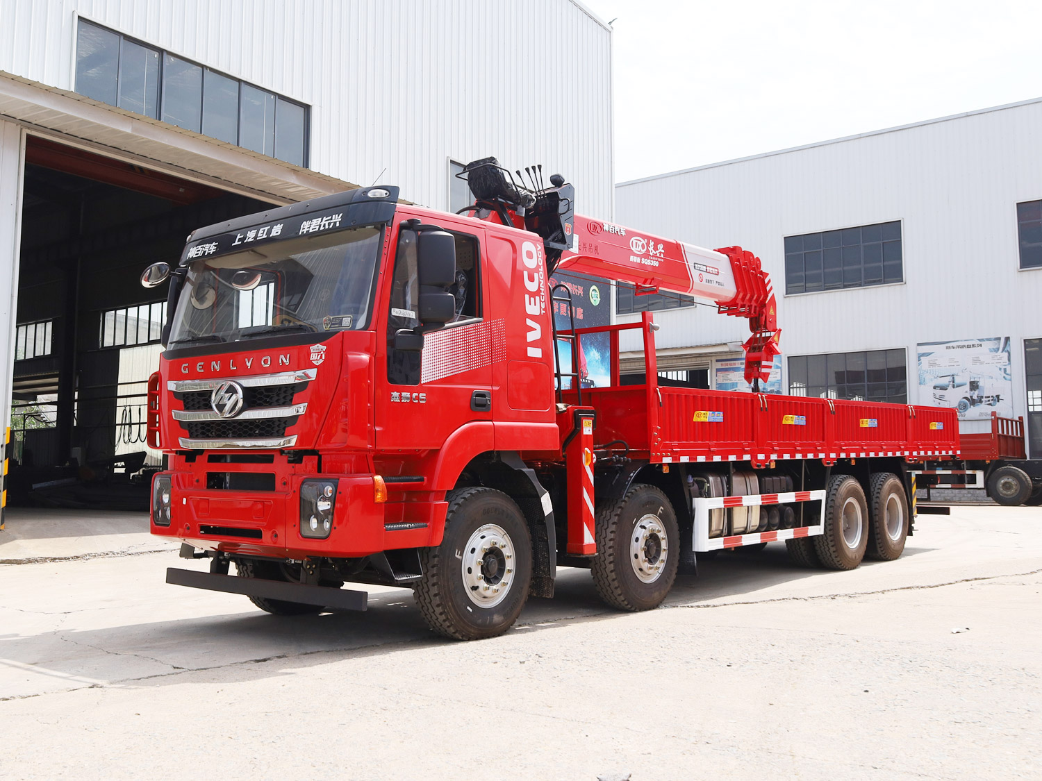 上汽紅巖杰獅C6前四后八上裝長(zhǎng)興14噸直臂式吊機(jī)